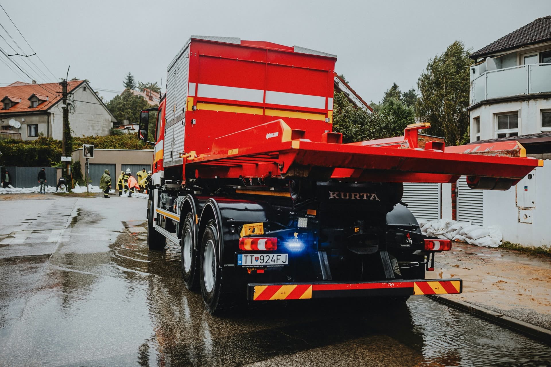Flatbed vs. Wheel-Lift Towing: Which is Right for Your Miami Vehicle?